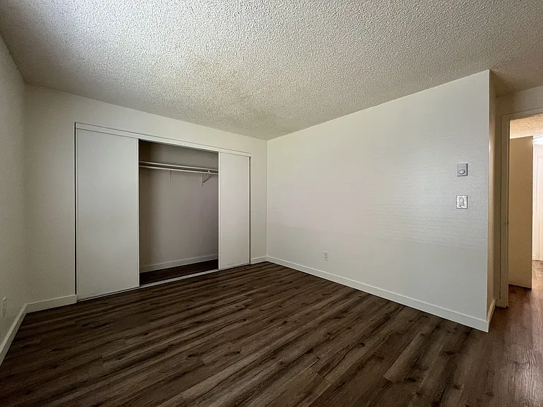 Spacious Corner Apartment with Three Bedrooms, Open Living Space & Modern Kitchen — Photo 20