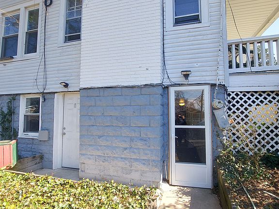 3rd image of 228 Manor Cir APT 5