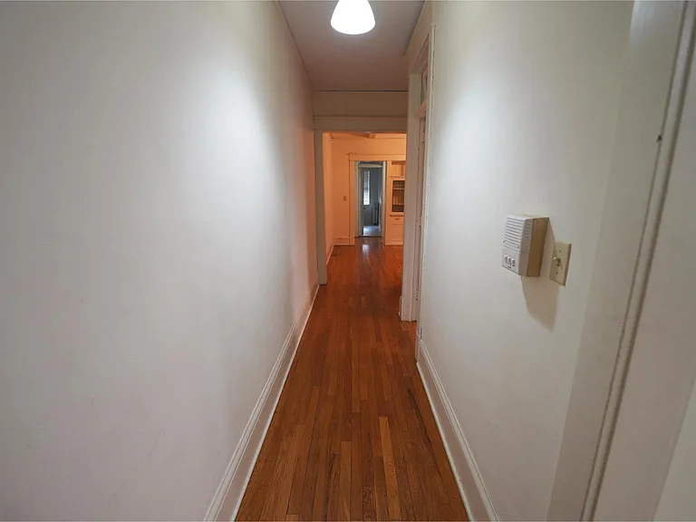 Oxford Street Apartments — Photo 16