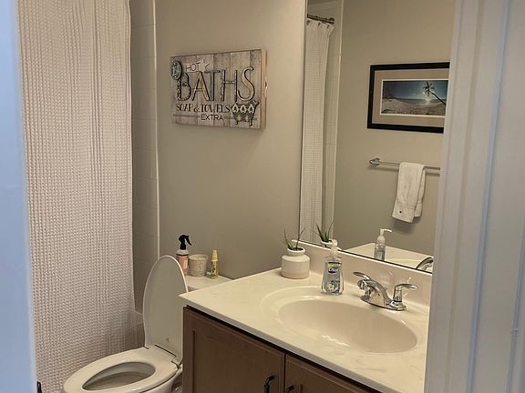 Hall bathroom with tub/shower