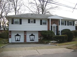 2 Russell Park Rd, Syosset, NY 11791