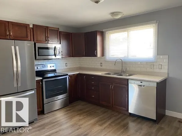 4907 32nd Ave NW, Edmonton, AB T6L 4Y7