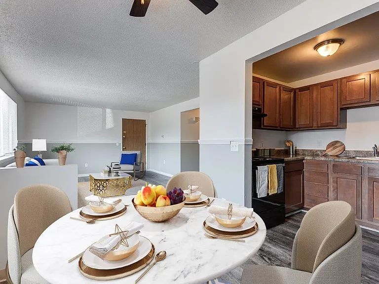 Dixon Manor Apartment Homes — Photo 6