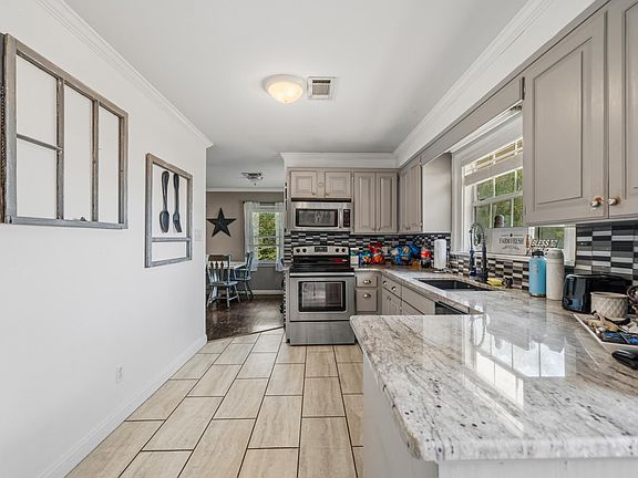 3rd image of 210 Normandy St