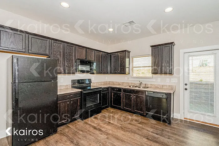 111 Bates Ln — Photo 2