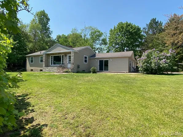 1 Shiras Dr, Marquette, MI 49855