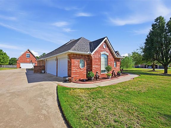 4th image of 1374 Hidden Valley Ln