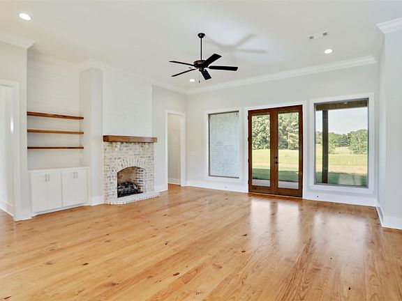4th image of 377 Driftwood Ln