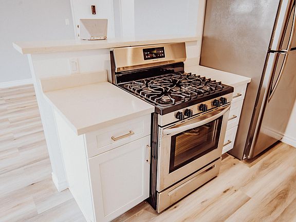 3rd image of 928 4th St APT 10