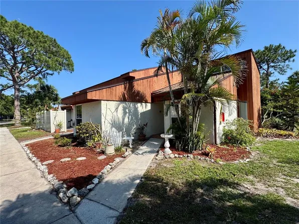 2058 Sunset Point Rd APT 11, Clearwater, FL 33765