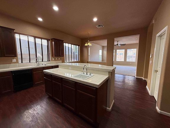 5th image of 717 Savonna Ct