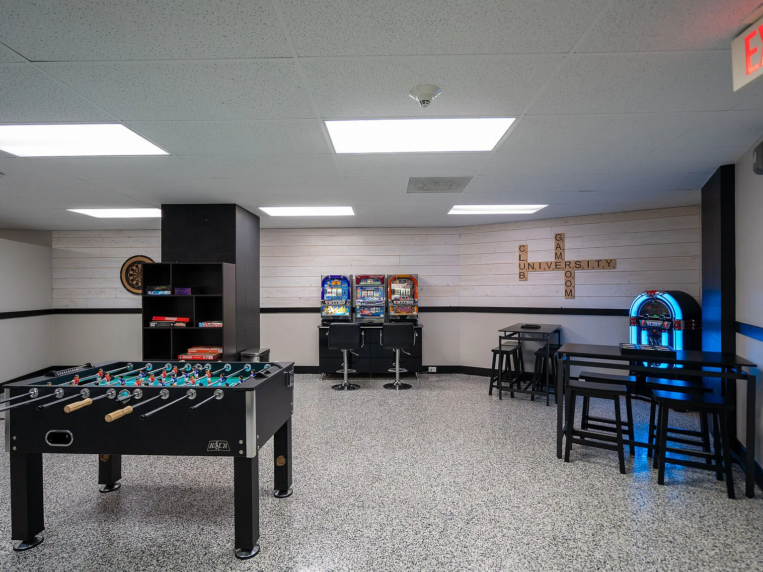 University Club Apartments — Photo 4