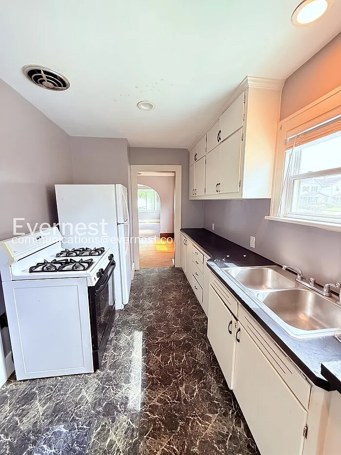 3 bed, 1.0 bath, 1100 sqft, $1,325 — Photo 4