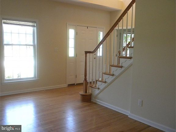 4th image of 9 Cheryl Dr