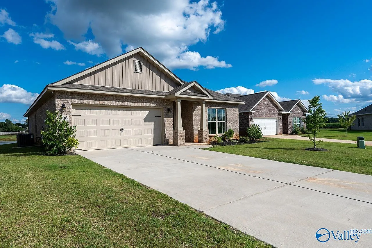 4 bed, 2.0 bath, 1972 sqft, $2,000 — Photo 1