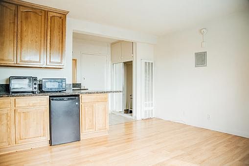 2nd image of 1820 Tamarind Ave #312