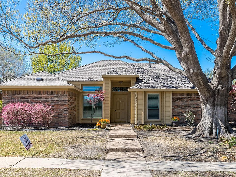 1st image of 208 Simmons Dr