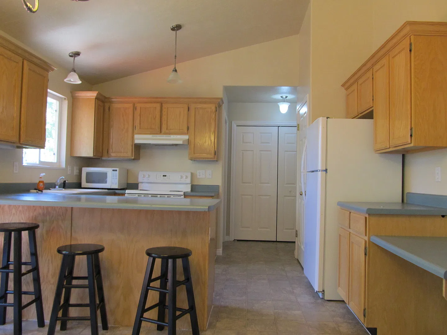Pet Friendly - Nice 6 bed 2 bath home — Photo 4