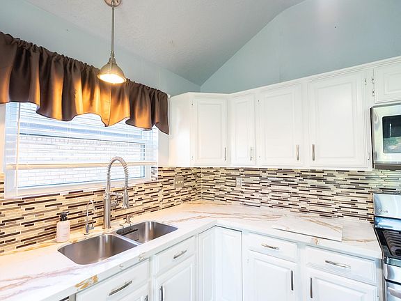 4th image of 16039 Surrey Woods Drive
