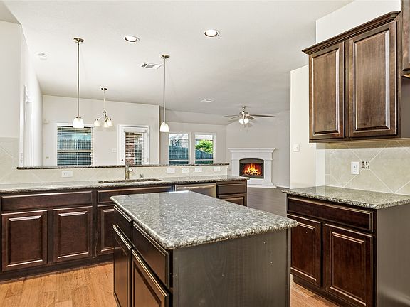 5th image of 945 Lake Woodland Dr