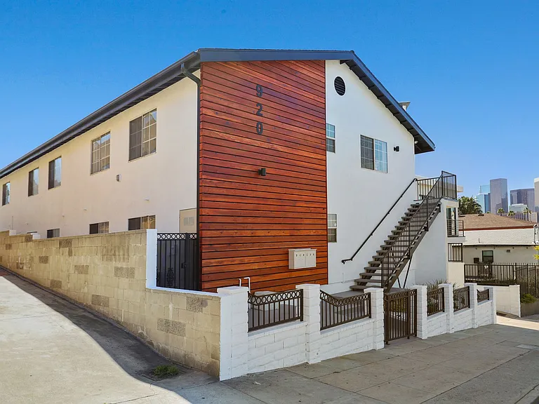 920 Everett St — Photo 13