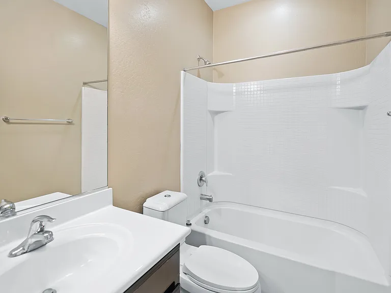 906 E Del Rio St — Photo 15