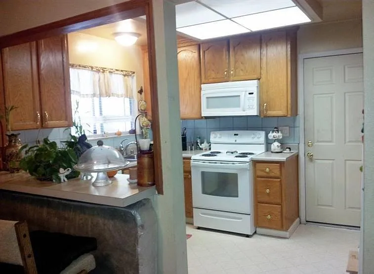 8209 Manhattan Dr — Photo 10