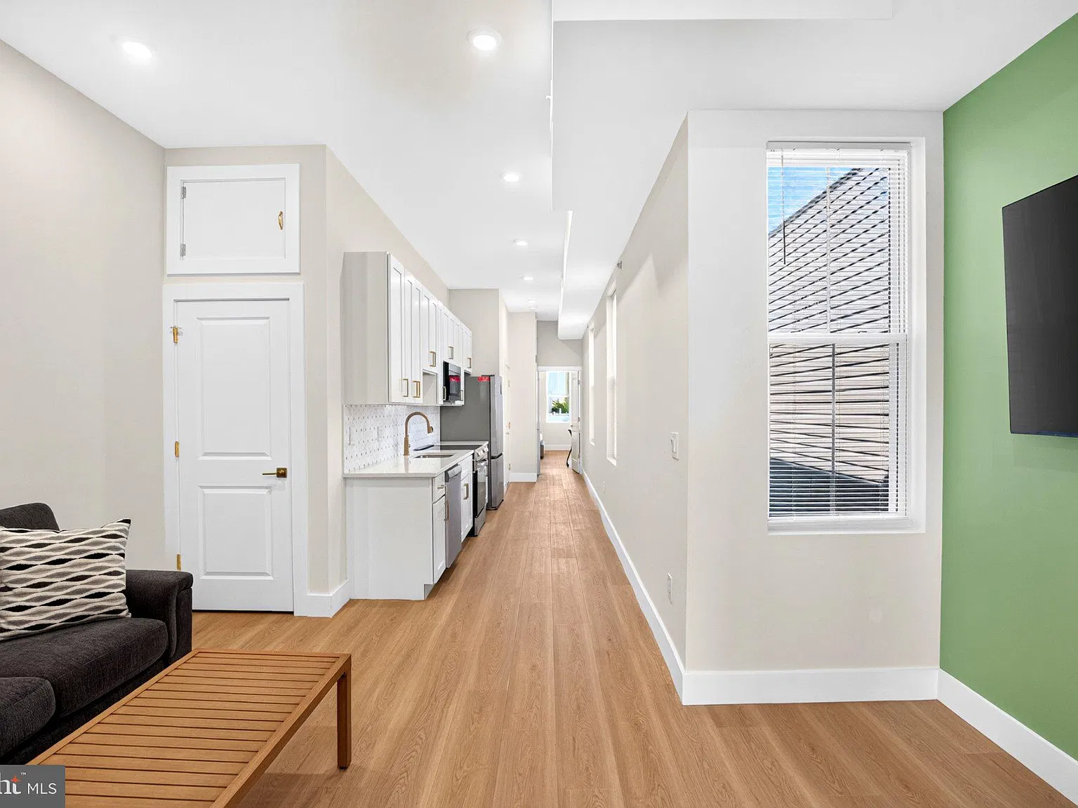 2 bed, 2.0 bath, 1734 sqft, $3,800 — Photo 2