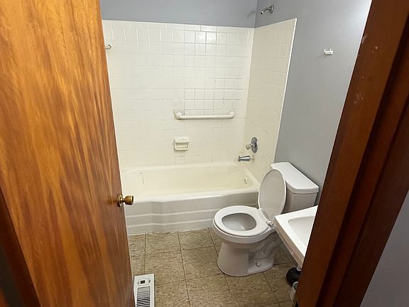3rd image of 908 W Lake Ave APT 4