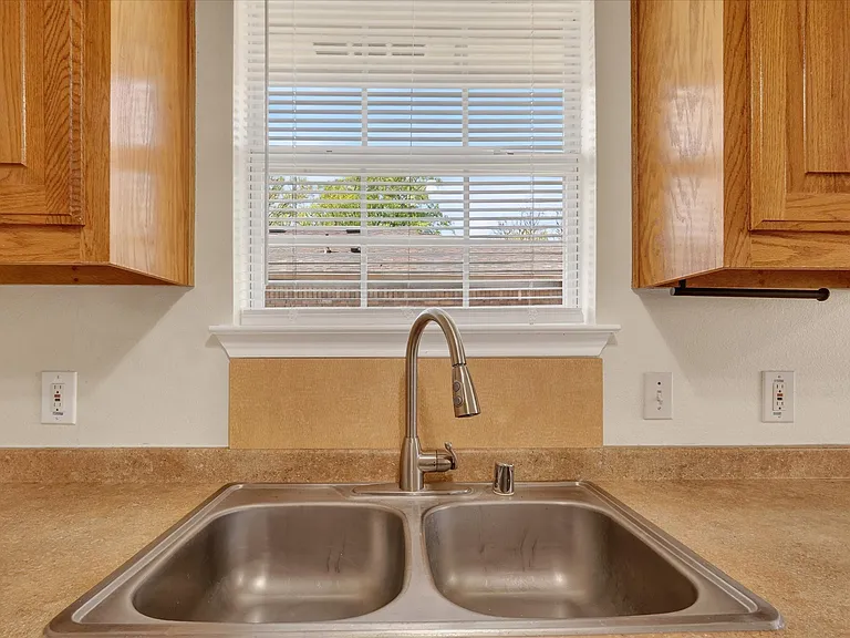 509 W Cedar St — Photo 6