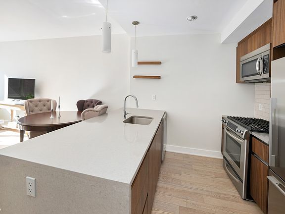 4th image of 5-27 51st Ave #2E