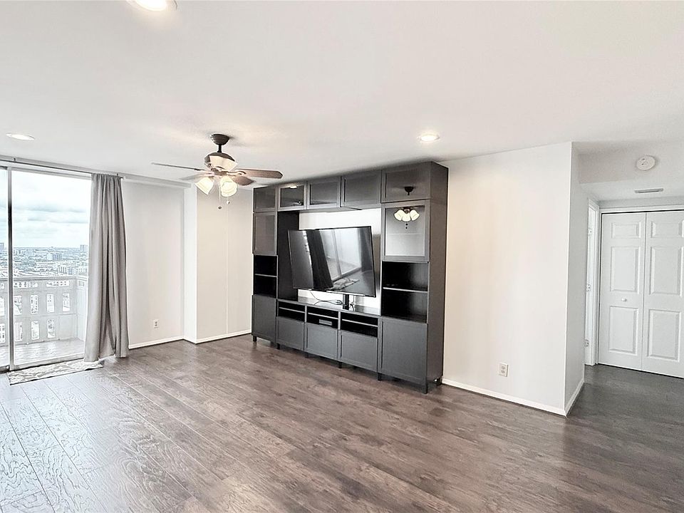 1st image of 2016 Main St APT 1914