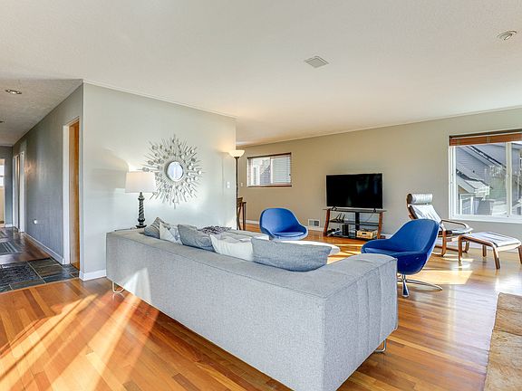 5th image of 712 NE Grandview Blvd