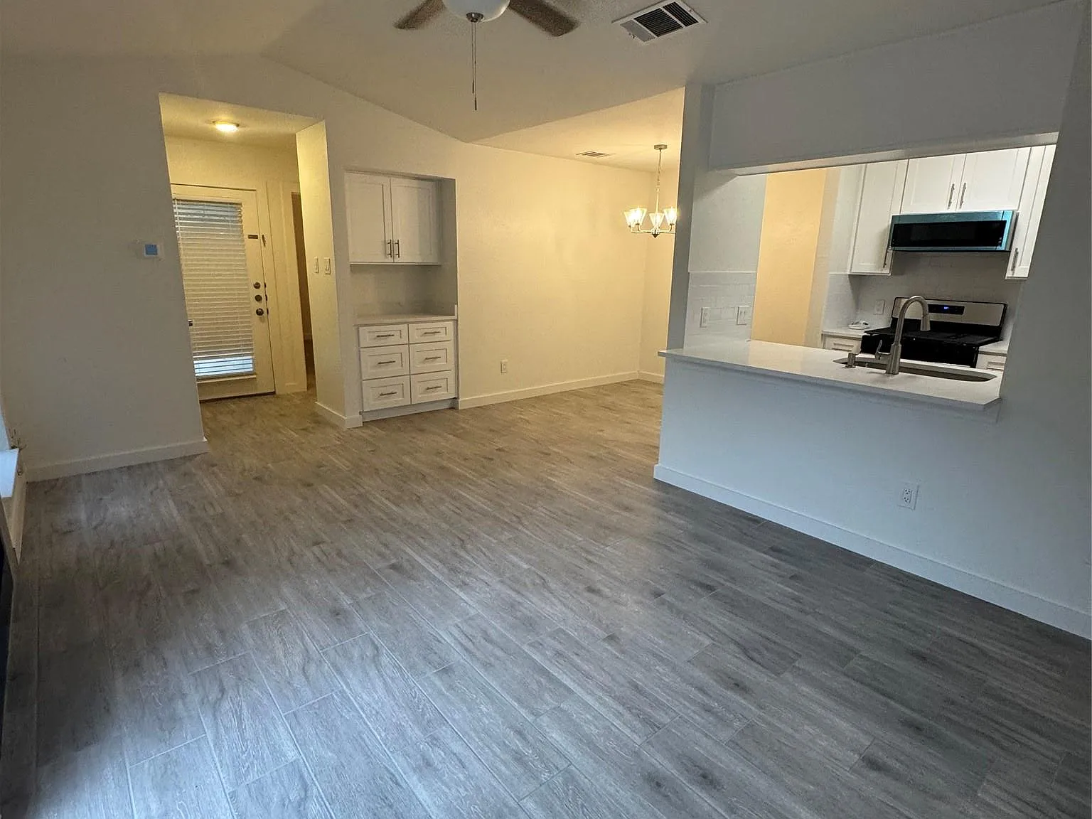 2 bed, 2.0 bath, 889 sqft, $1,695 — Photo 3