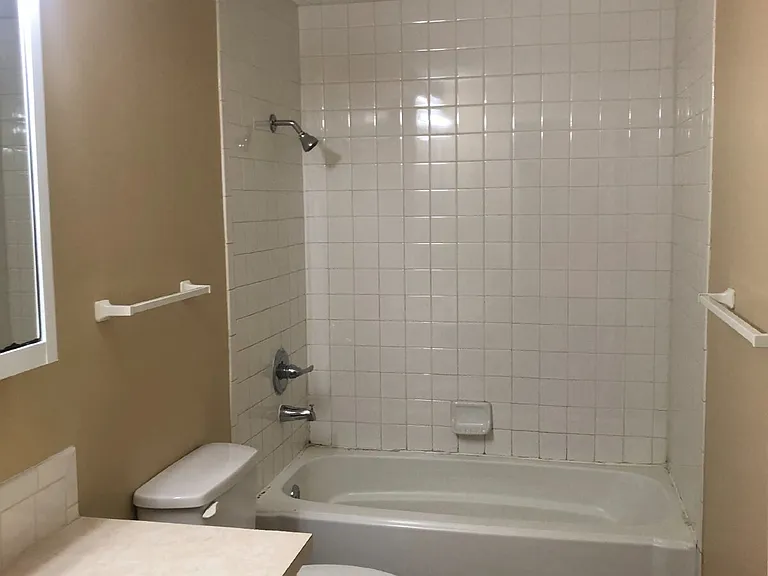 902 Evergreen St — Photo 3