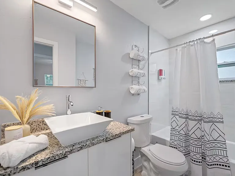 4313 W Woodlawn Ave — Photo 23