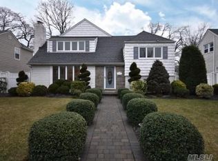 11 Rockwin Rd, Rockville Centre, NY 11570