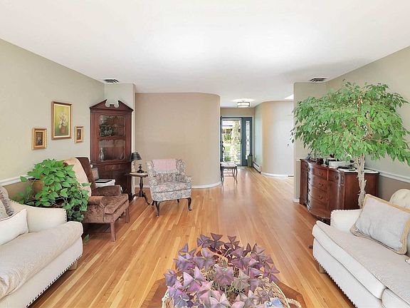 3rd image of 619 Oakwood Ct