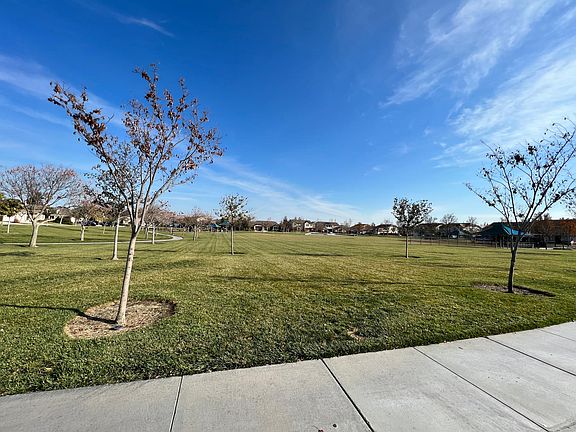 Magnolia park is within few minutes of walking distance