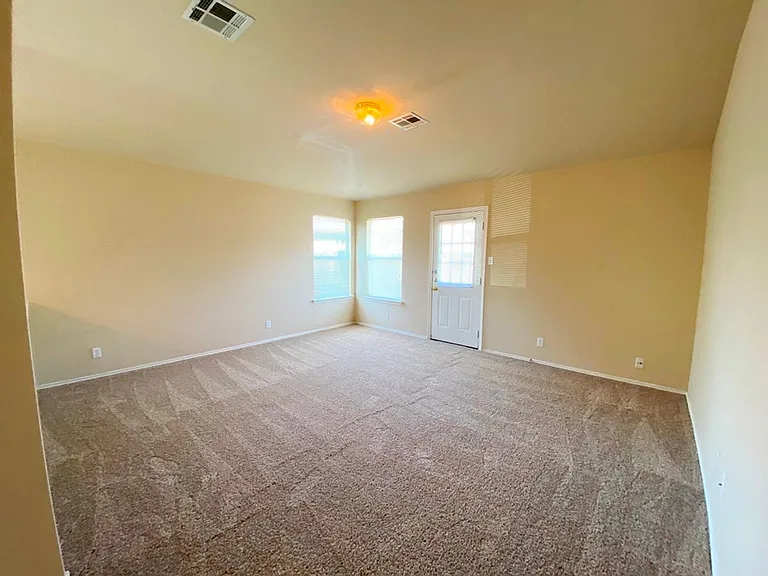 218 Jennifer Ln — Photo 2