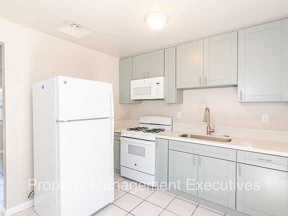 4th image of 4034 Winona Ave
