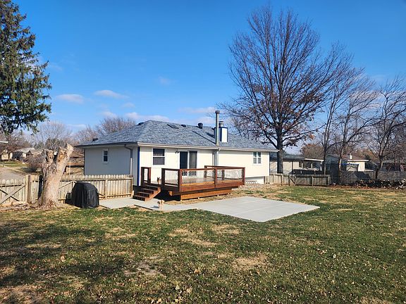 3rd image of 907 Claudine Ave