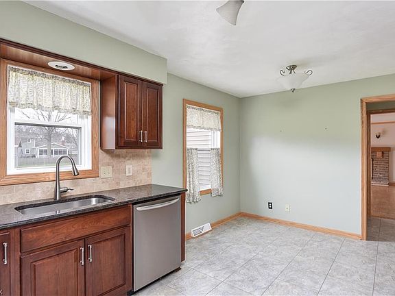 3rd image of 126 Caribou Dr