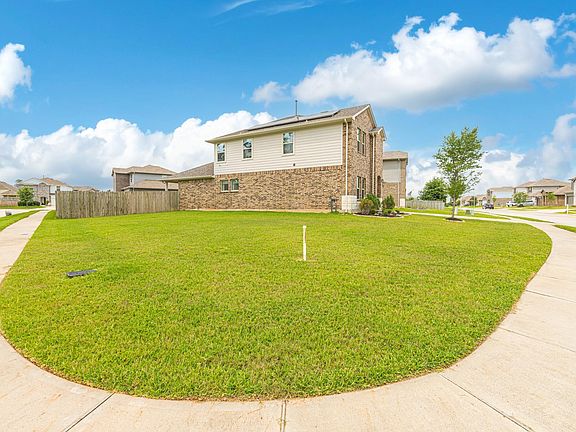 3rd image of 14077 Sharktooth Hill Ln