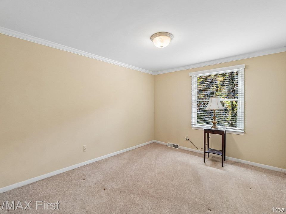3232 Essex Dr, photo 25