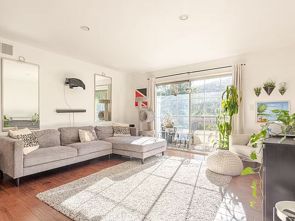 2nd image of 2700 Cahuenga Blvd E APT 2108