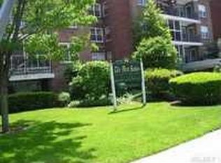 99 Randall Ave APT 3P, Freeport, NY 11520
