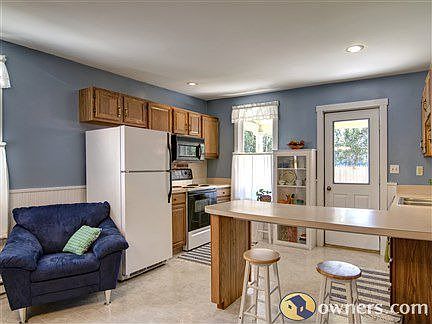 Country kitchen + breakfast bar