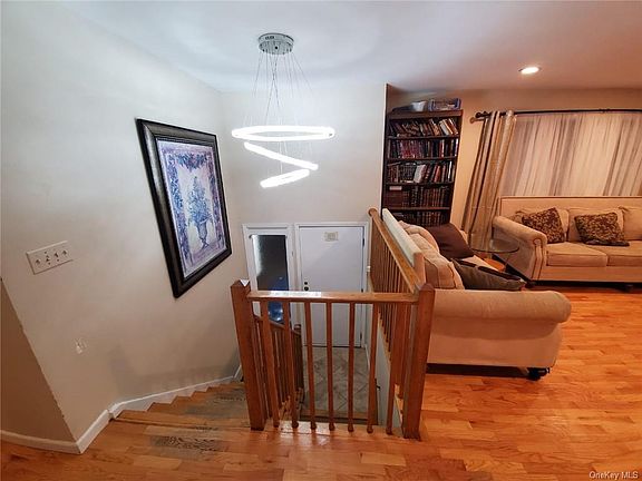 4th image of 5 Country Club Ln