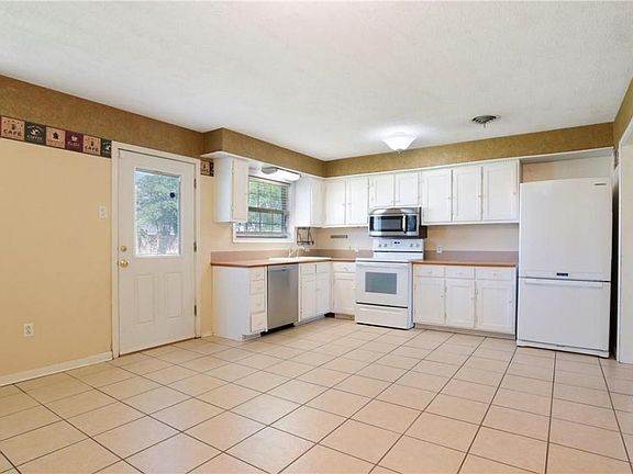 4th image of 3902 Ken Dr